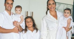 Em momento raro, Ivete Sangalo posa com as filhas gêmeas