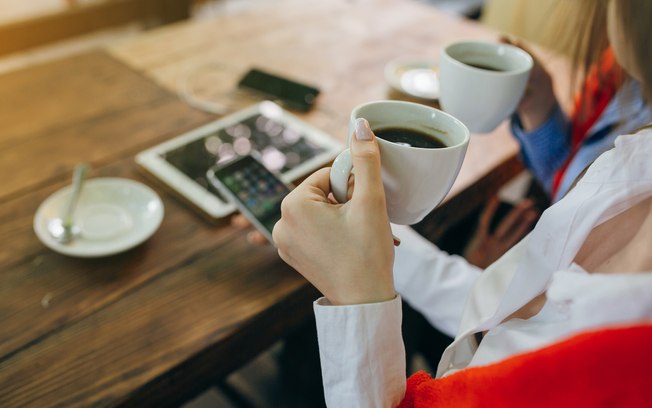 Consumir fontes de cafeína estão entre os hábitos que as gestantes devem interromper