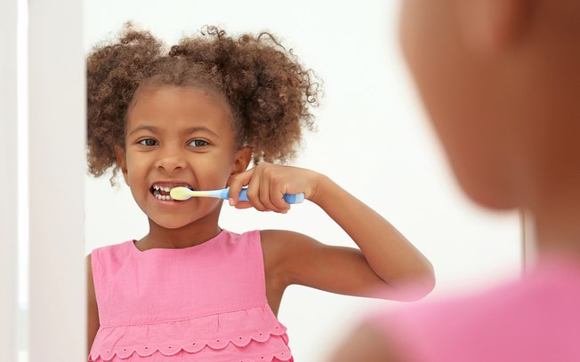 Para garantir a saúde bucal as crianças é preciso levá-las ao dentista assim que o primeiro dente de leite nasce