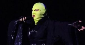 Madonna surge no palco para ensaiar com cantora brasileira